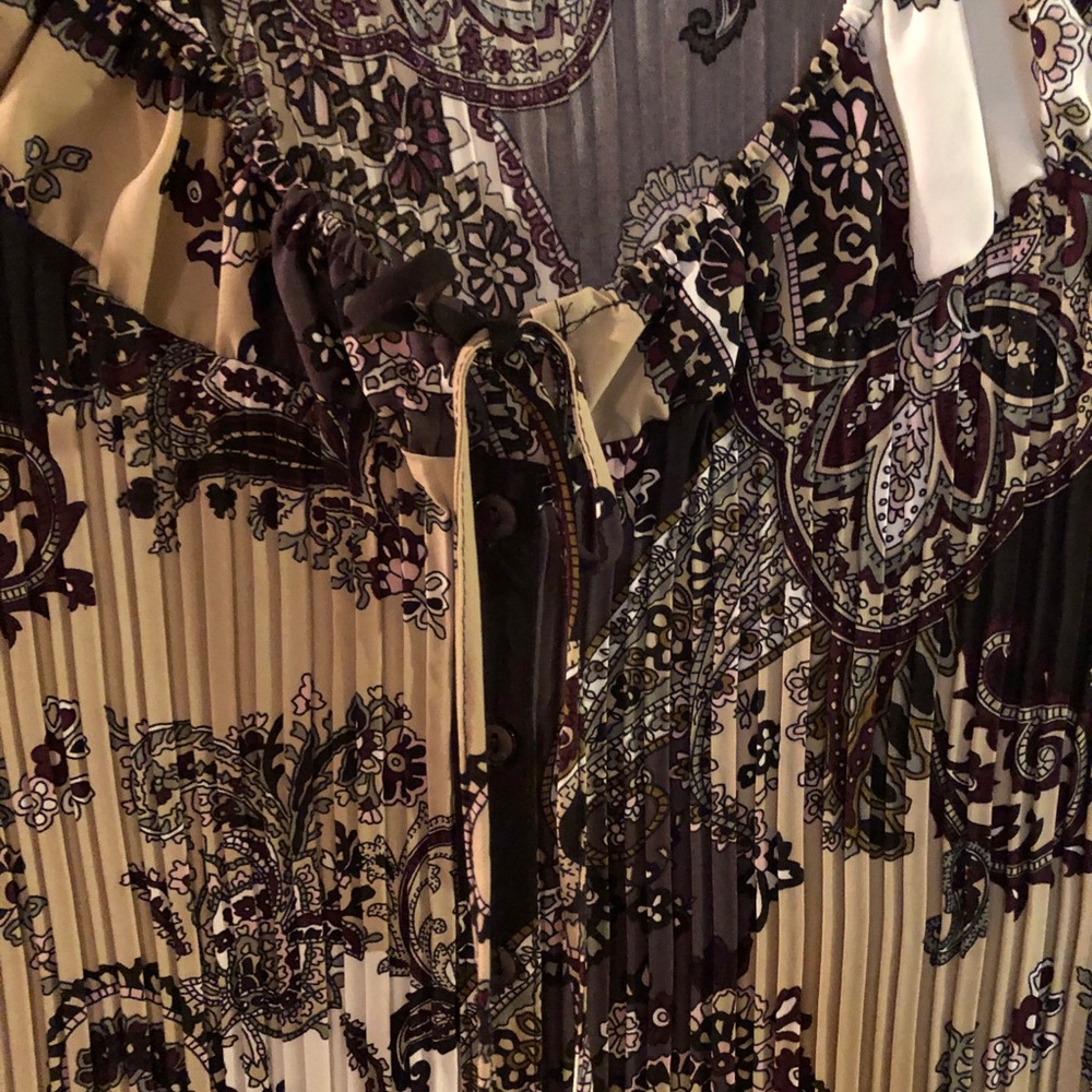 EUC Signature by Larry Levine Blouse - Picture 3 of 6